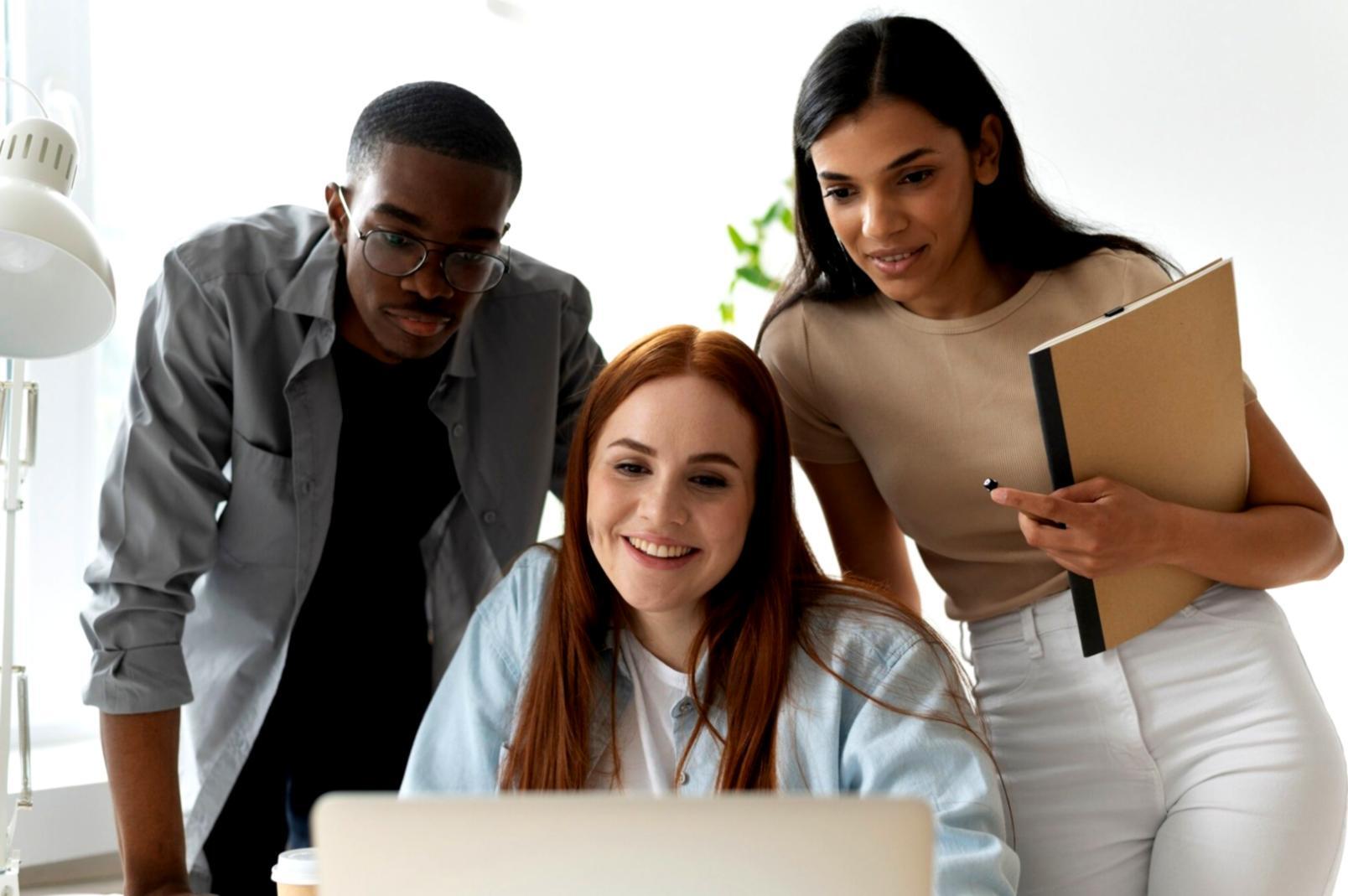 Professionelle Büroumgebung mit Dokumenten