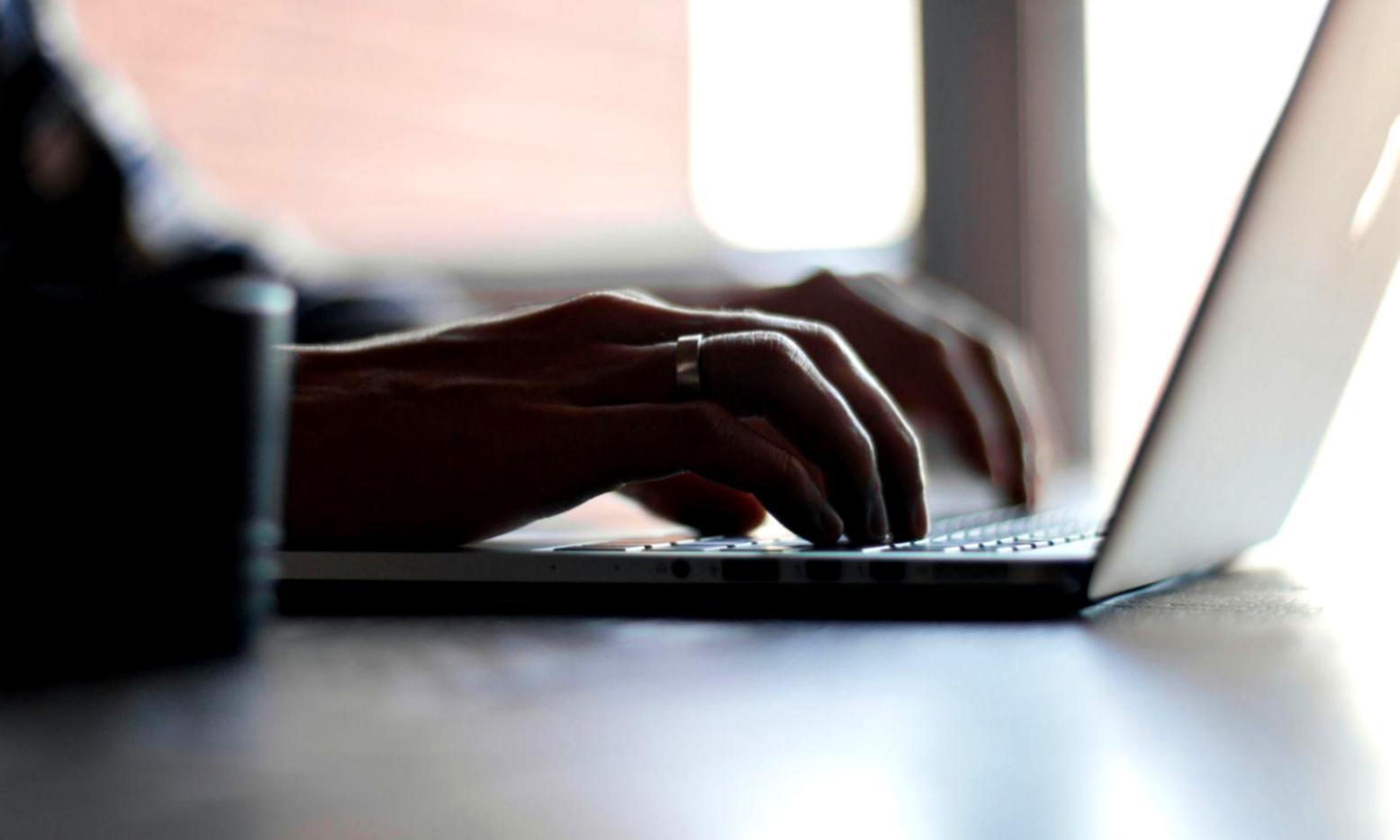 Moderne Finanzanalyse-Tools in einem professionellen Büroumfeld